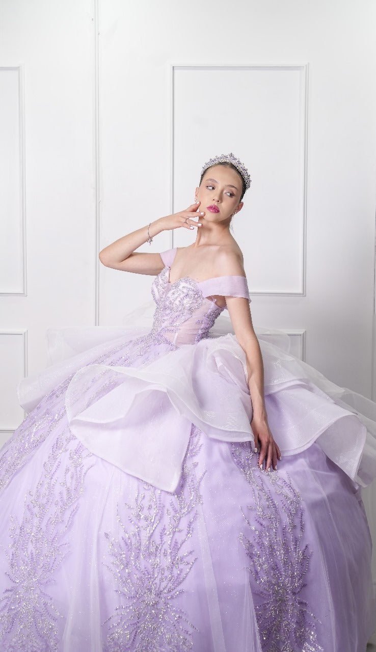 Vestido de XV Años Lila Pedrería con Olanes Blancos y Gargantilla