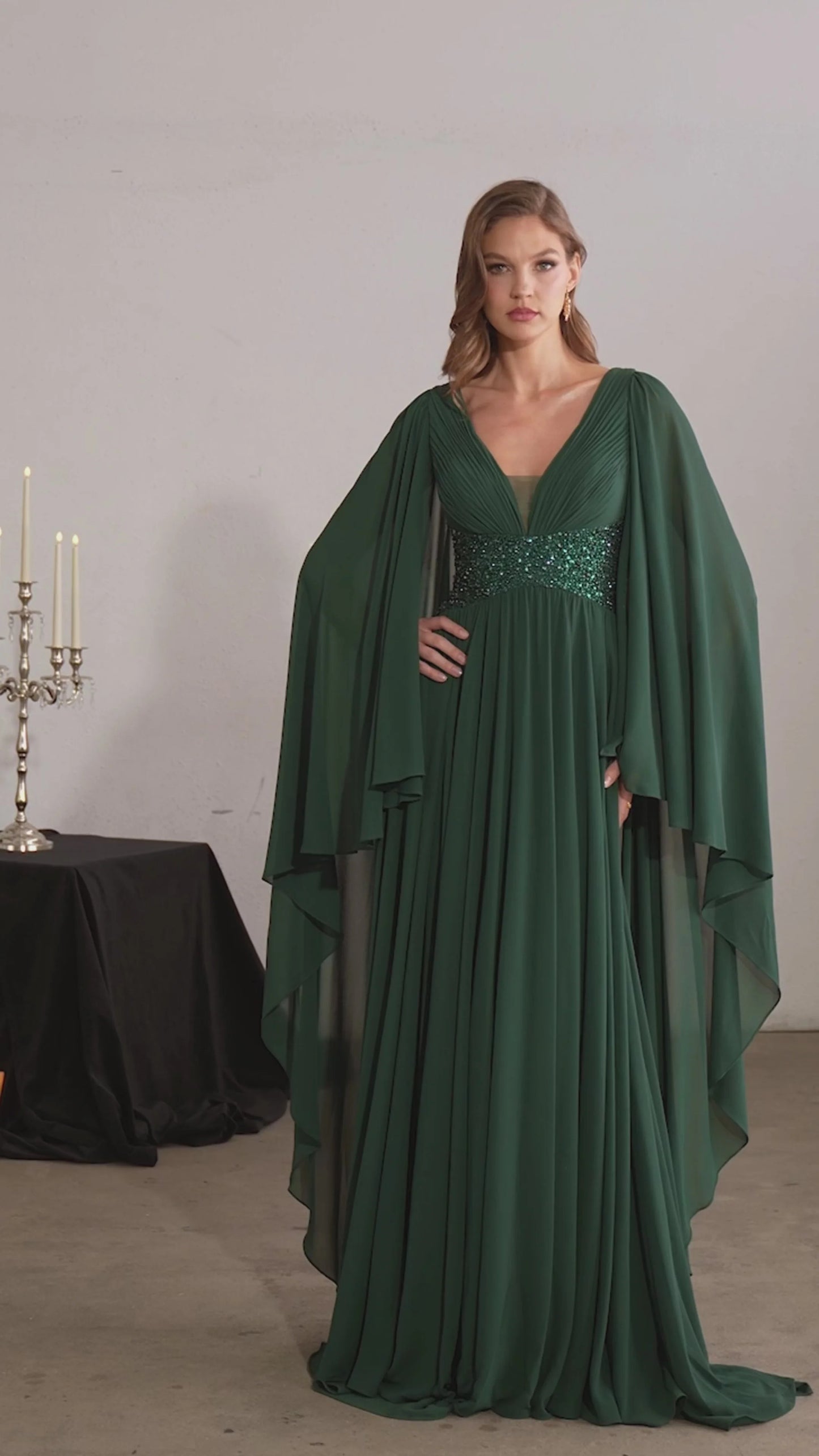 Vestido Verde Esmeralda Corte a Velo en Mangas