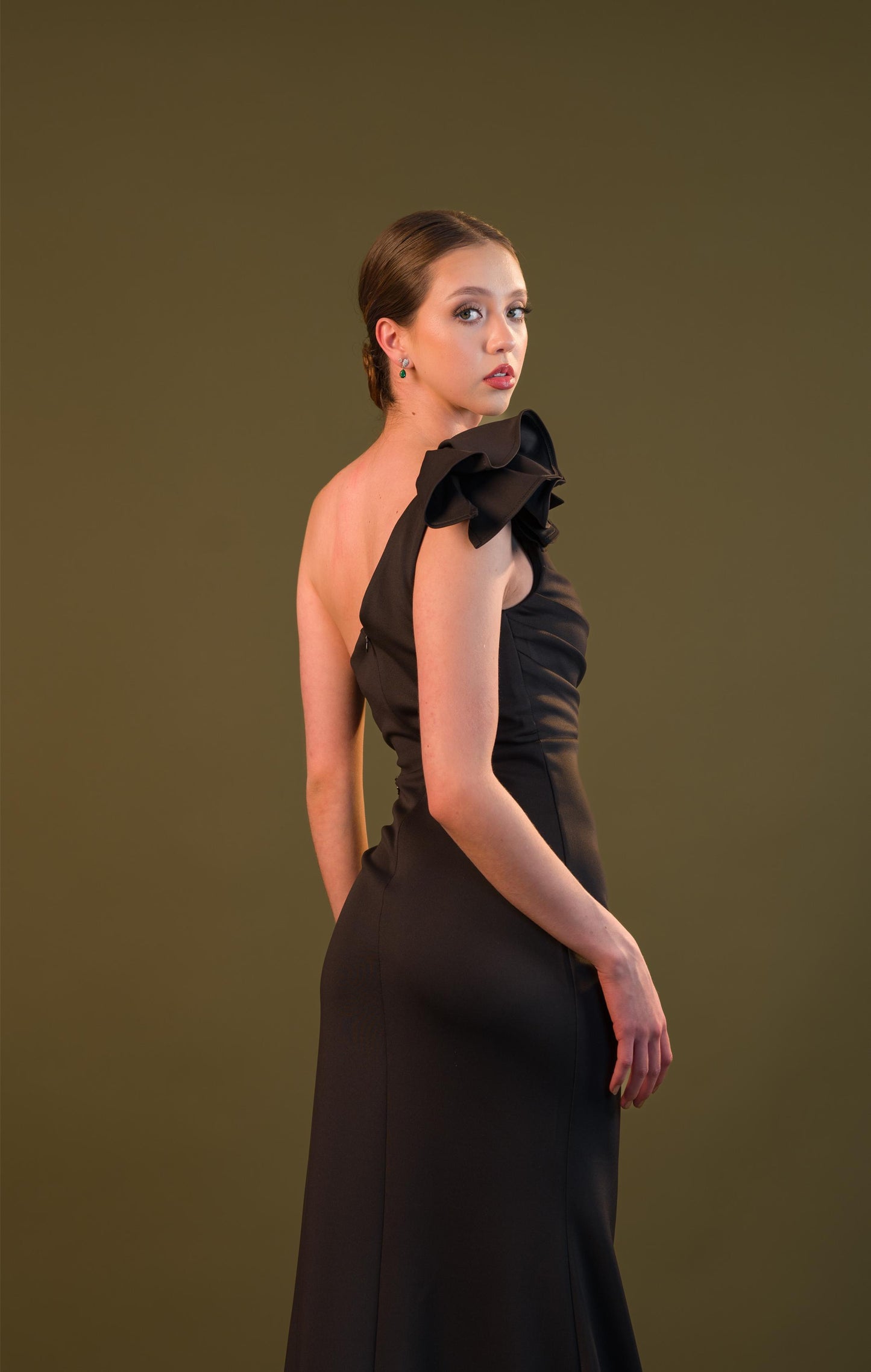 Negro Un Hombro Con Flor Y Banda