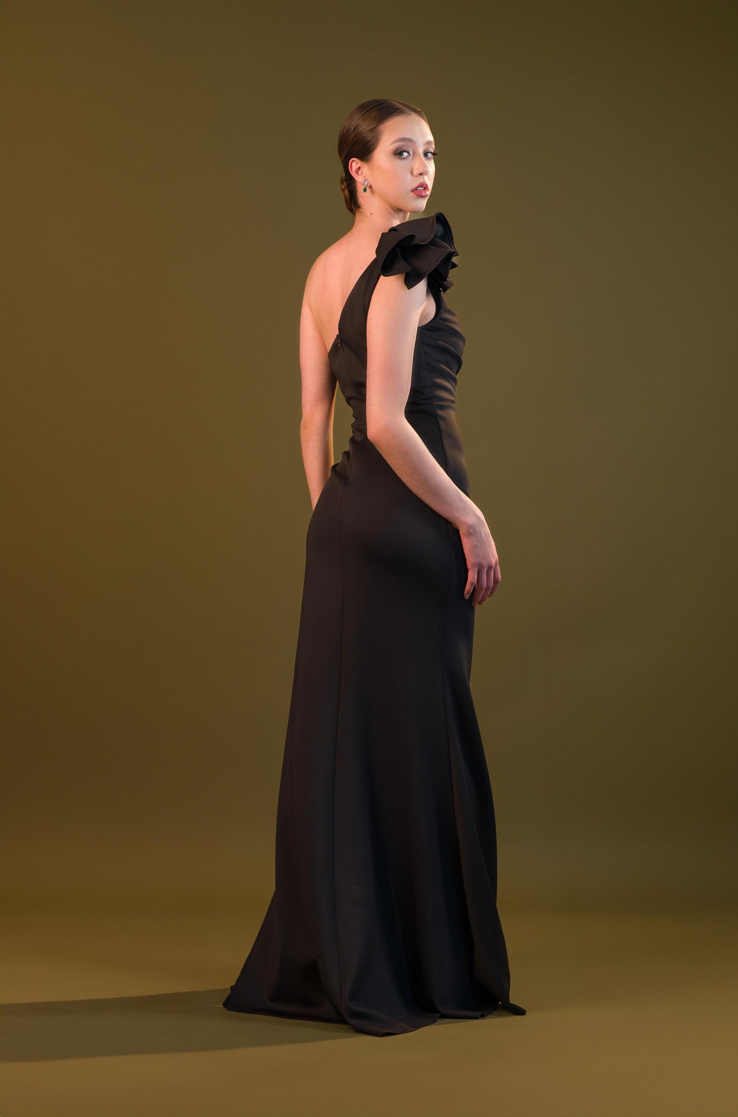 Negro Un Hombro Con Flor Y Banda